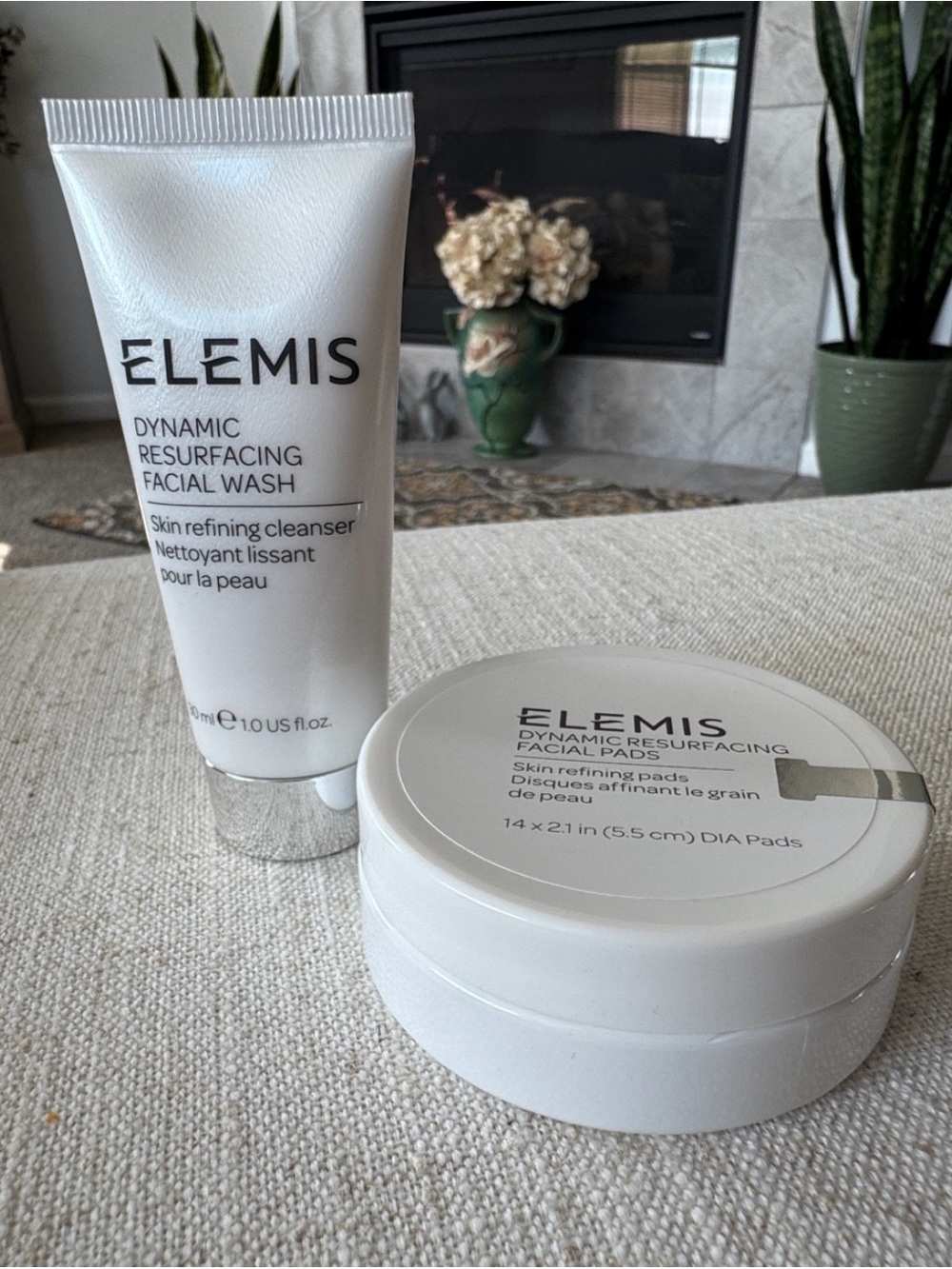 ELEMIS Dynamic Resurfacing Facial Wash & Facial Pads Set- travel set.